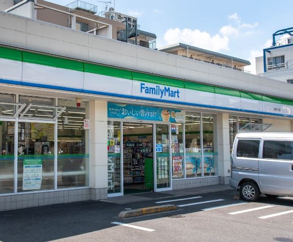 コンビニ　ファミリーマート（コンビニ）まで466m