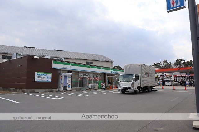 コンビニ　ファミリーマート（コンビニ）まで731m