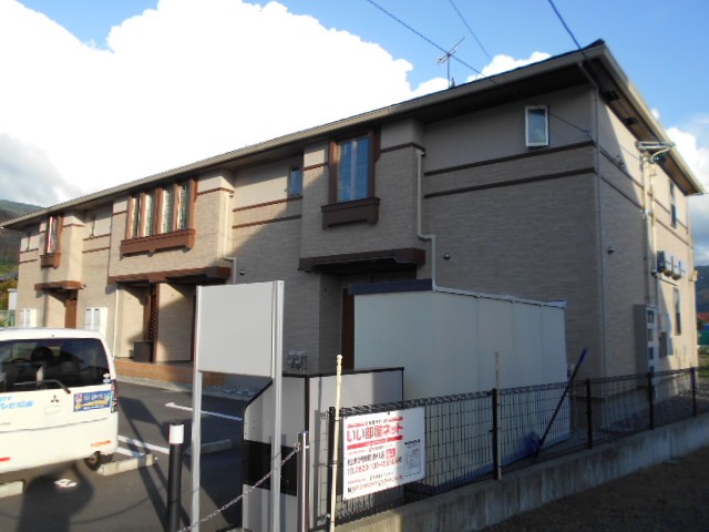 建物外観　建物玄関側（北面）を北西方向より撮影