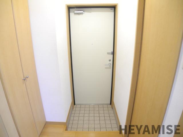 玄関　※同物件の反転タイプのお部屋の写真です※