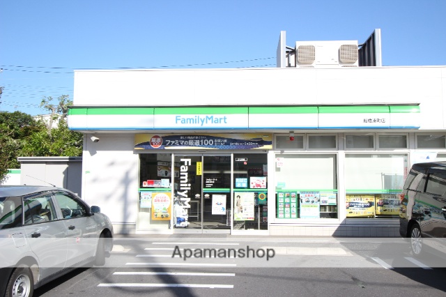コンビニ　ファミリーマート（コンビニ）まで825m