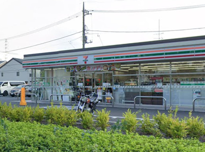 コンビニ　セブンイレブン（コンビニ）まで484m
