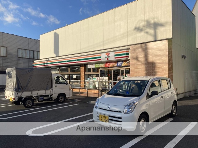 コンビニ　セブンイレブン（コンビニ）まで215m