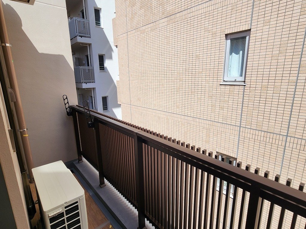 バルコニー　１号室東向き　前面建物ございます。日当りは・・・