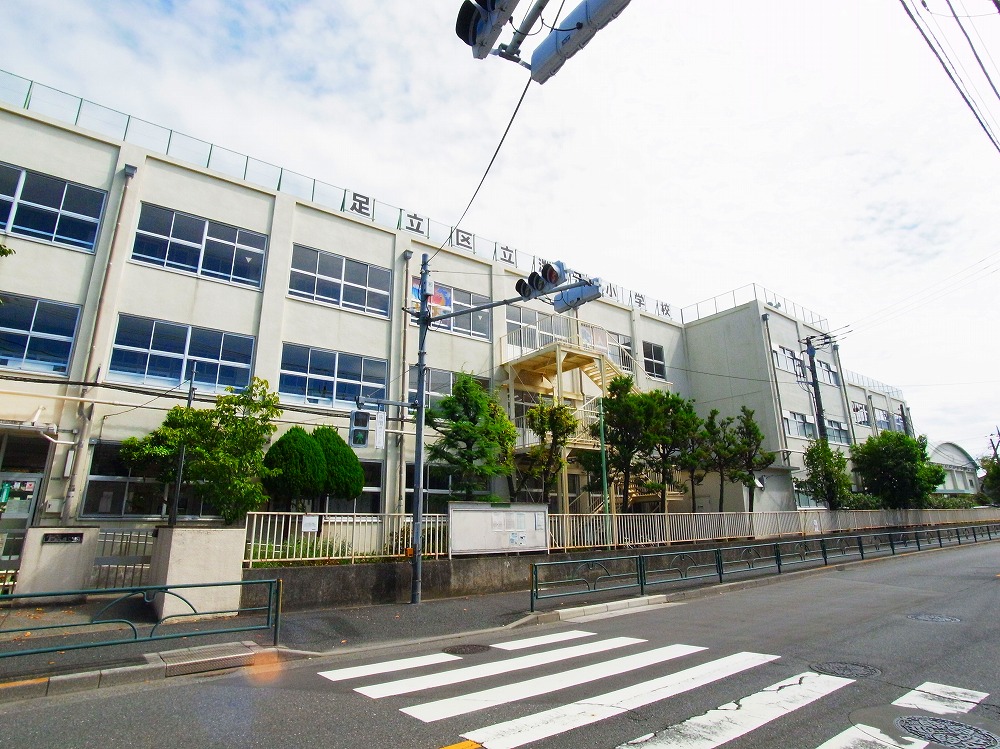 小学校　足立区立渕江小学校（小学校）まで831m