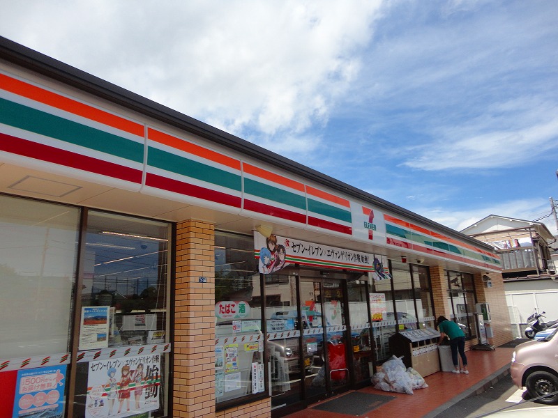 コンビニ　セブンイレブン（コンビニ）まで824m