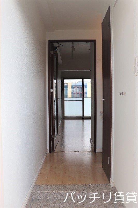玄関　別号室タイプの為、現状を優先致します。