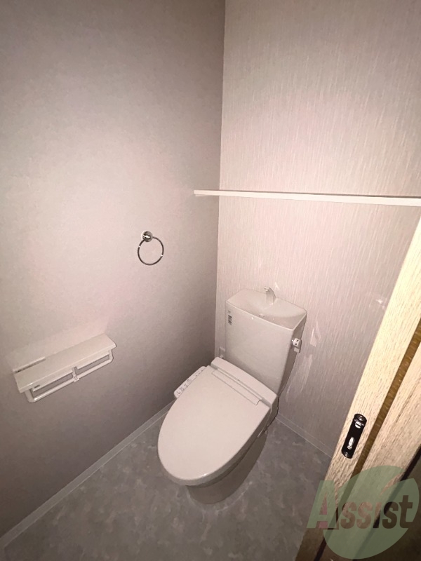 トイレ　トイレは温水洗浄便座となっており、上部には棚もついています。