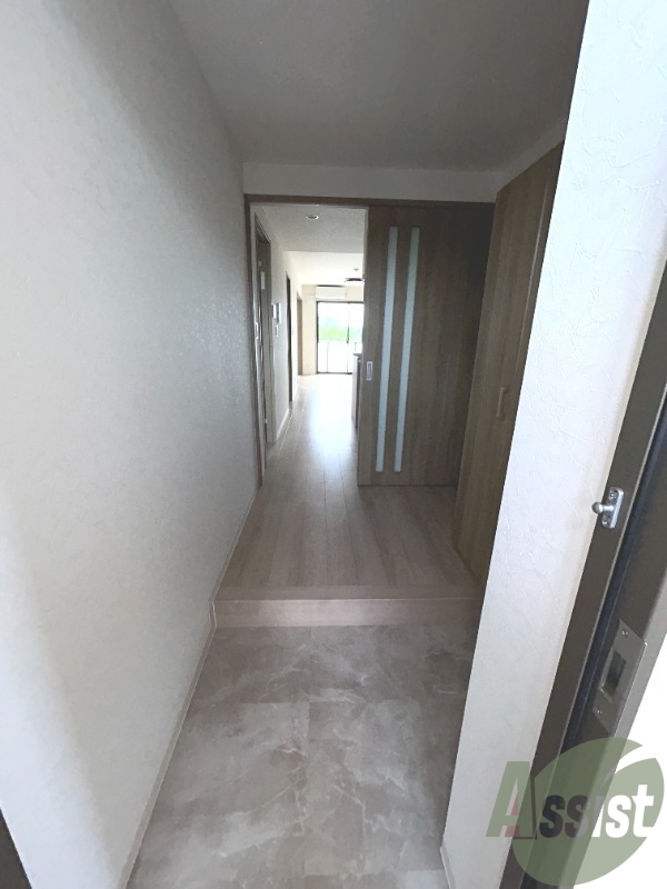 玄関　広い玄関口がお出迎え。左手にはシューズボックスもありますよ。