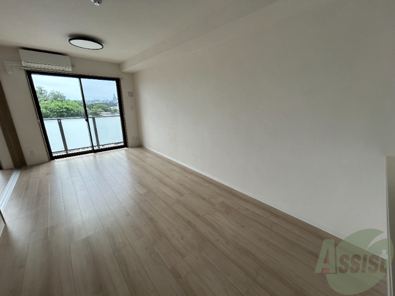 居室・リビング　１０．１帖のリビングダイニングです。明るい印象のお部屋ですね