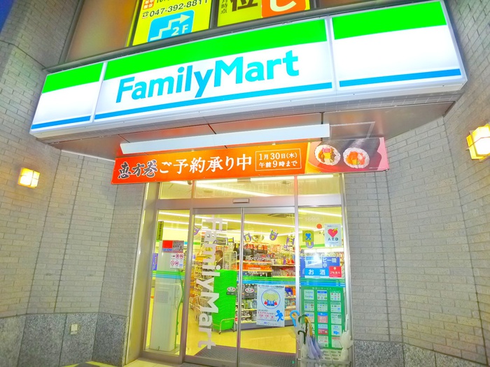 コンビニ　ファミリーマート（コンビニ）まで820m