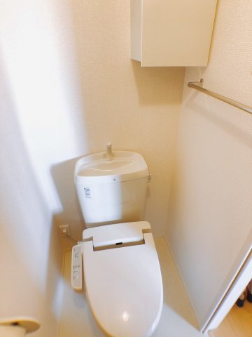 トイレ　ウォシュレット完備・収納棚付き