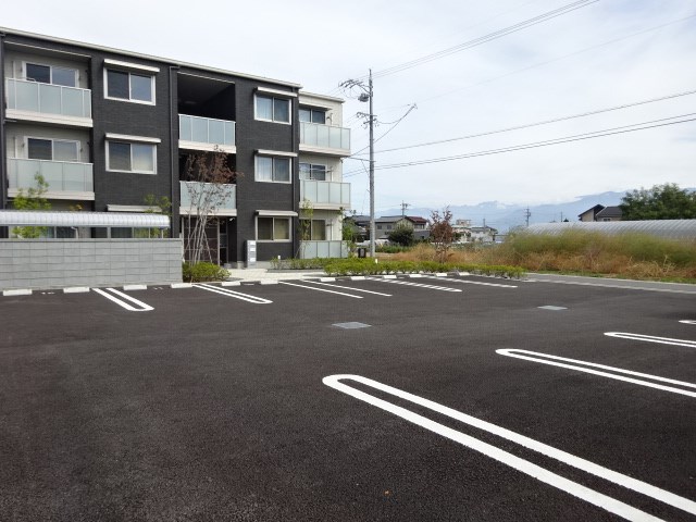 駐車場　画像は301号室です（参考）