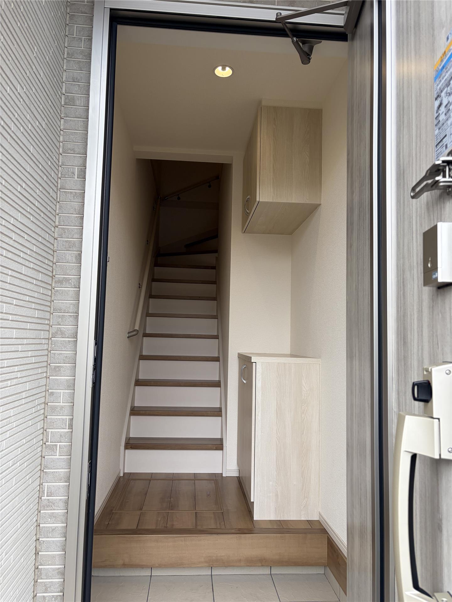 玄関　別部屋参考写真（反転タイプ）
