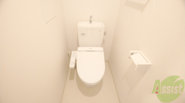 トイレ　温水洗浄機能付きのトイレです。きれいで落ち着ける空間。