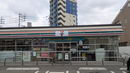 コンビニ　セブンイレブン 福岡馬出1丁目店（コンビニ）まで327m