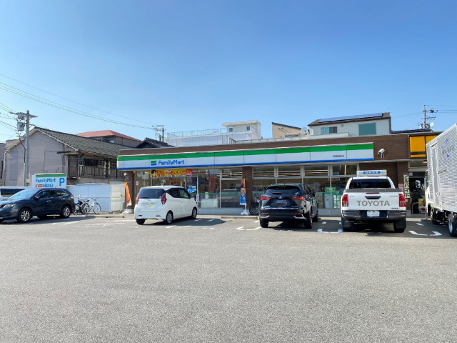 コンビニ　ファミリーマート荒畑駅前店（コンビニ）まで556m