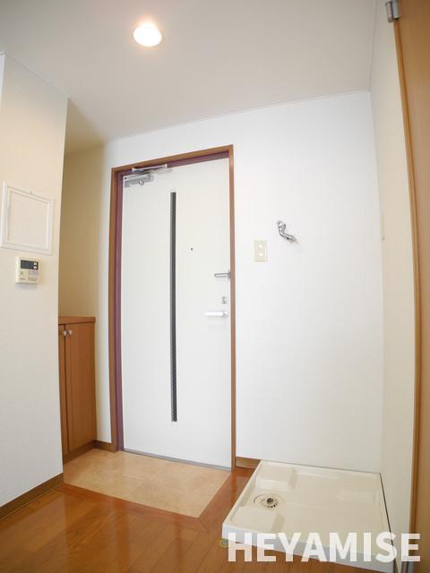 玄関　※反転間取りのお部屋の画像です※
