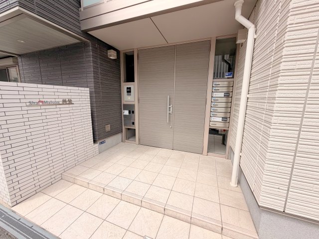 エントランス　オシャレなエントランスは安心のオートロック付きです。