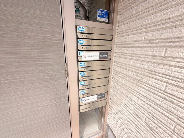 ロビー　ロビーにある各部屋毎のメールボックス。