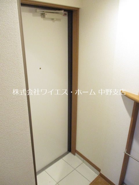 西武新宿線 新井薬師前駅 徒歩8分 4階建 築8年の玄関写真
