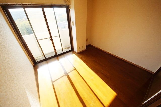 ランドワールド仲町台の居間写真