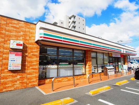 コンビニ　セブンイレブン足立六町一丁目店（コンビニ）まで240m