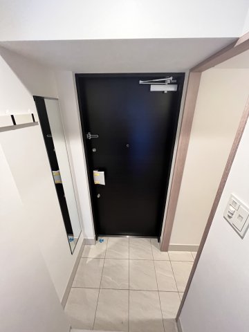 玄関　※別号室の参考写真です(現況優先・仕様違いの場合あり)