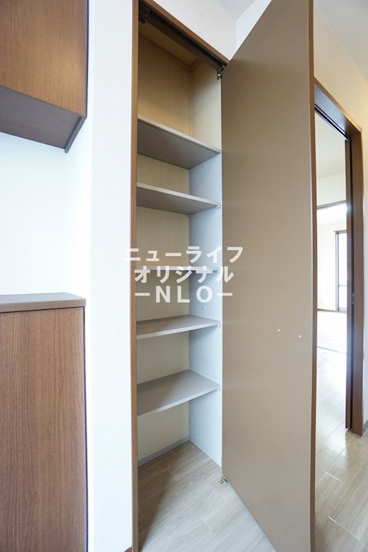 その他　便利な玄関収納付きです☆