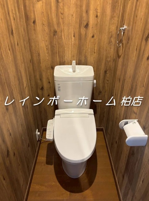 トイレ　温水洗浄暖房便座です