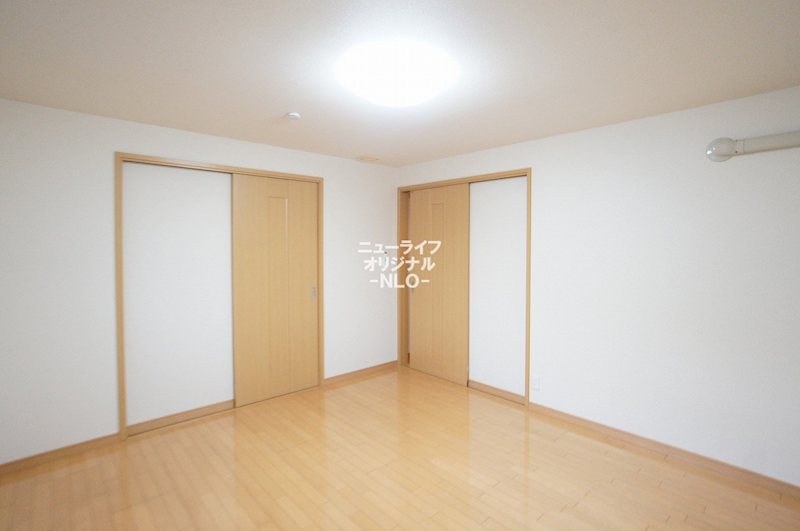 その他部屋・スペース　洋室は窓が2面あるので通風・日当たり良好です。