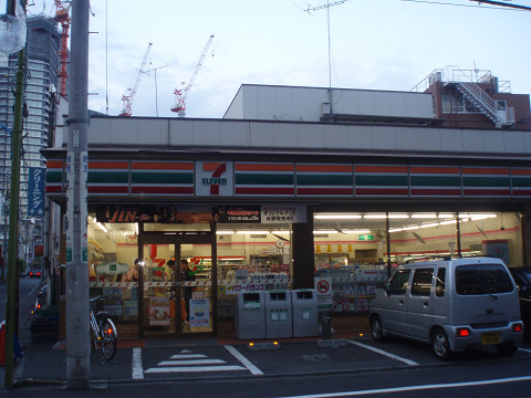 コンビニ　セブンイレブン 新宿6丁目店（コンビニ）まで182m