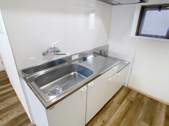 キッチン　掲載写真は空室の別部屋を掲載しております。実際のお部屋と仕様