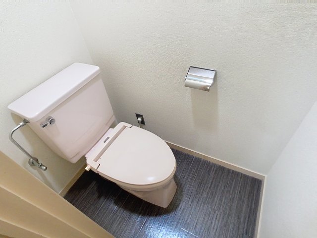 トイレ　掲載写真は空室の別部屋を掲載しております。実際のお部屋と仕様
