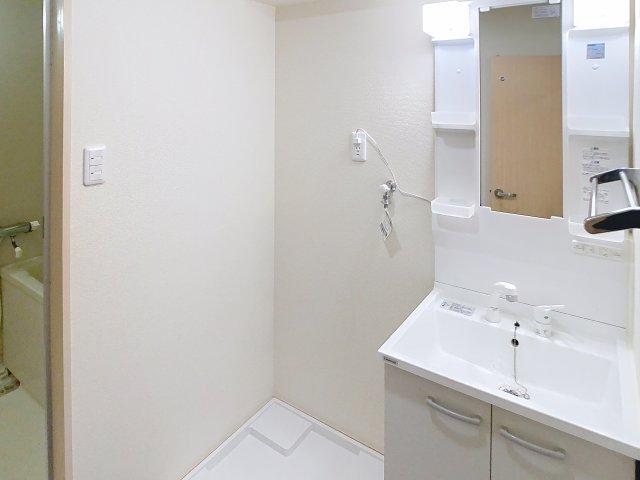 洗面設備　掲載写真は空室の別部屋を掲載しております。実際のお部屋と仕様
