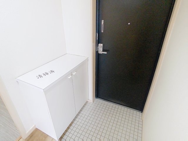 玄関　掲載写真は空室の別部屋を掲載しております。実際のお部屋と仕様