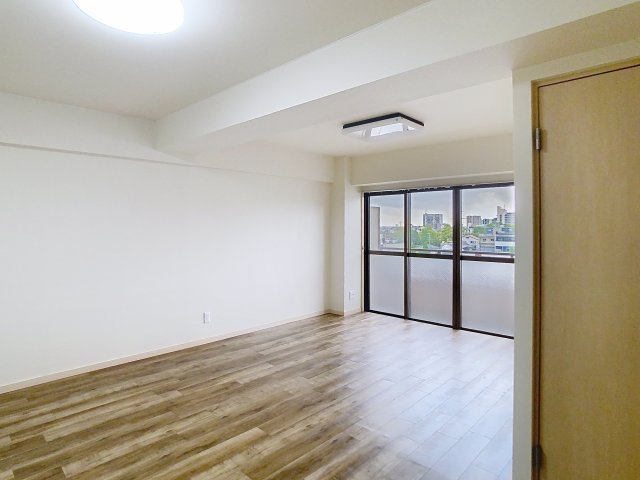 居室・リビング　掲載写真は空室の別部屋を掲載しております。実際のお部屋と仕様