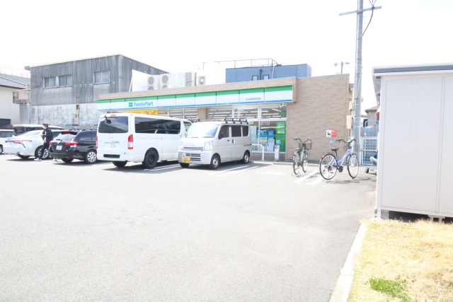 コンビニ　ファミリーマート 名古屋西高校前店（コンビニ）まで200m