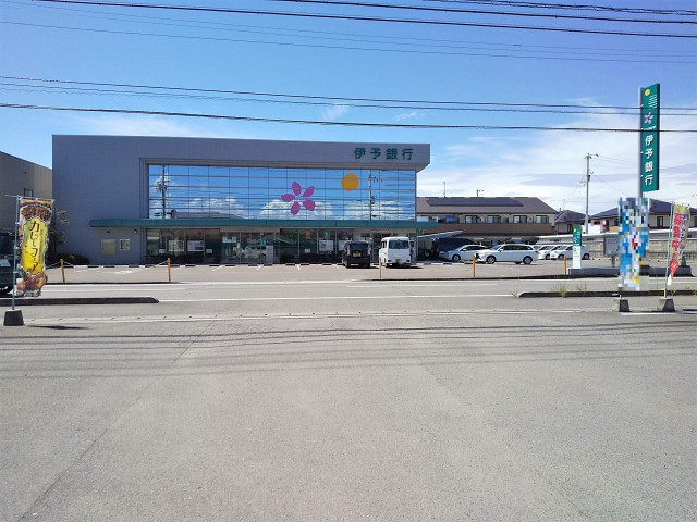 銀行　伊予銀行岡田支店（銀行）まで625m