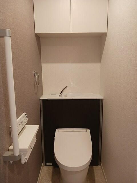 東急世田谷線 上町駅 徒歩8分 4階建 築3年のトイレ写真