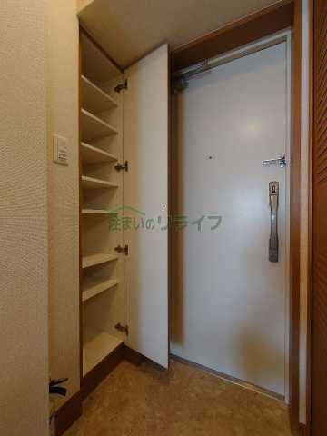 玄関　※別部屋参考写真(反転タイプ)