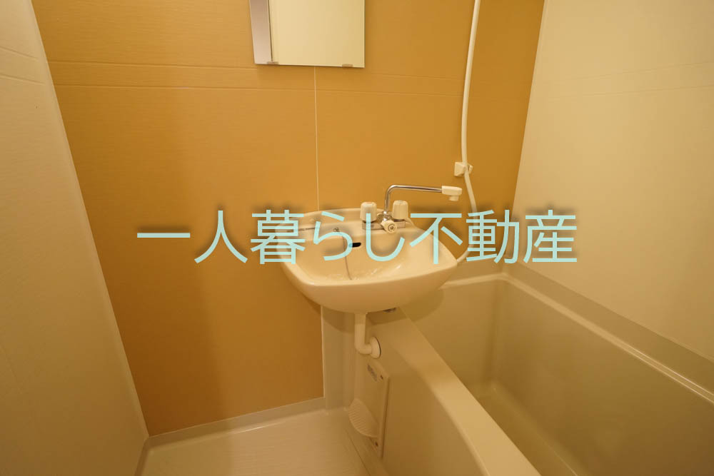 洗面設備　洗面台は浴室にあります。