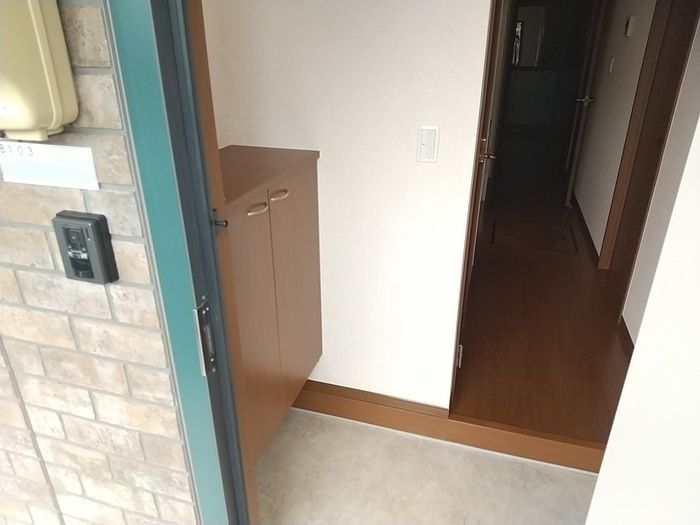 玄関　室内写真は別部屋の写真です。