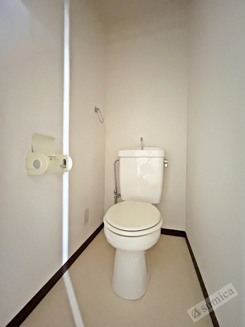 トイレ　この空間なんだか落ち着きます。清潔感のあるトイレです。