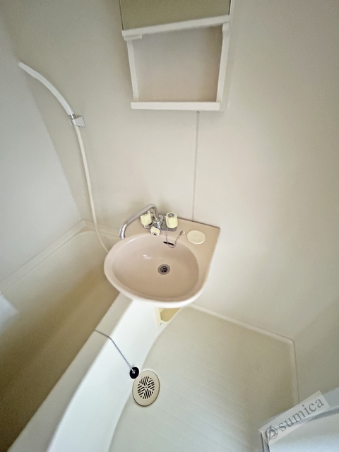 洗面設備　鏡付きの使いやすい洗面です。浴室一体型タイプ。