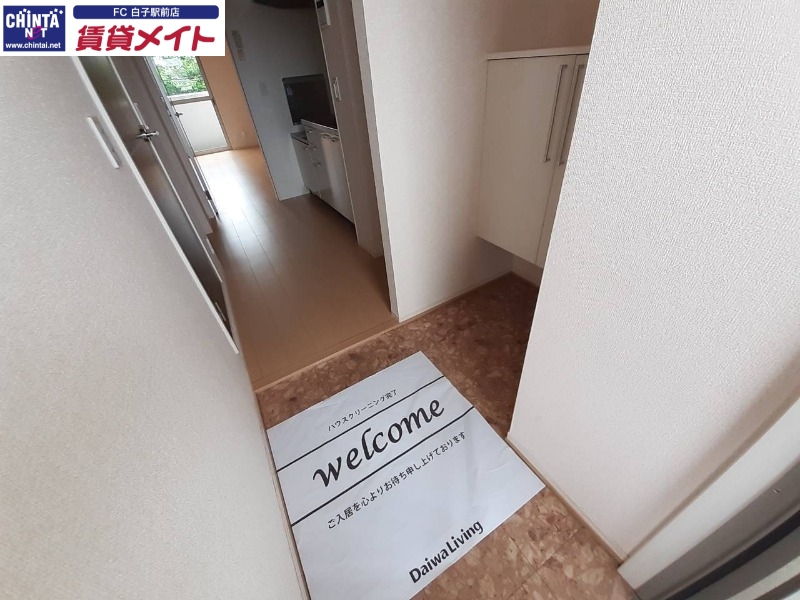 玄関　別部屋反転写真です