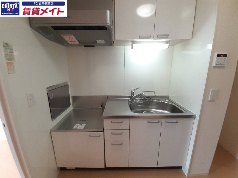 キッチン　別部屋反転写真です