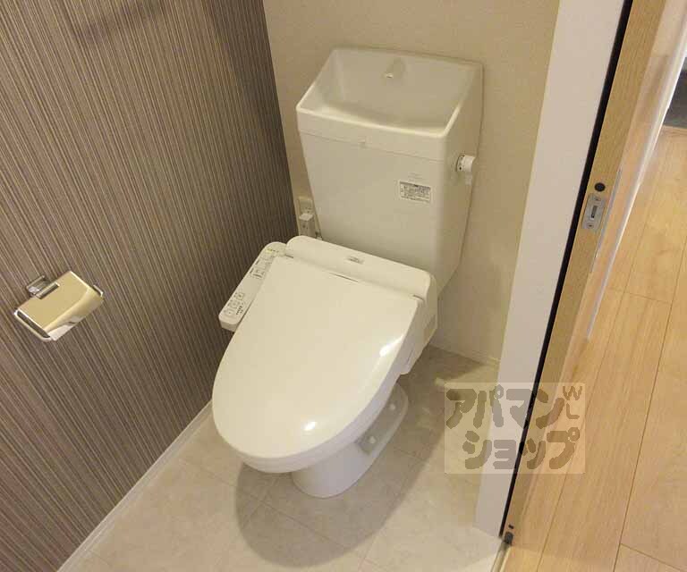 トイレ　嬉しいウォシュレット付き・