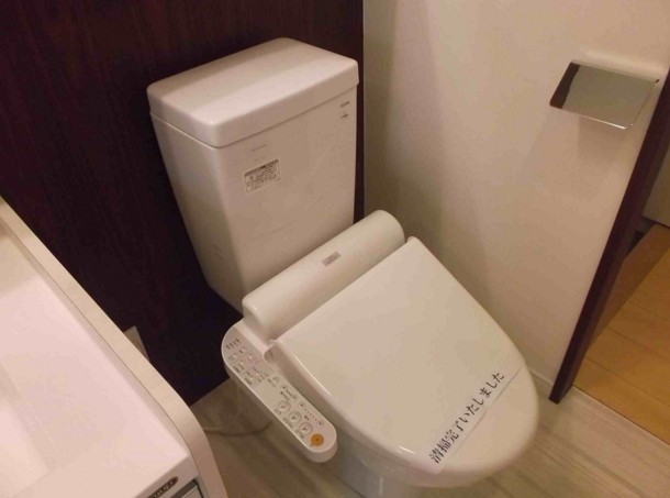 トイレ　温水洗浄便座付き