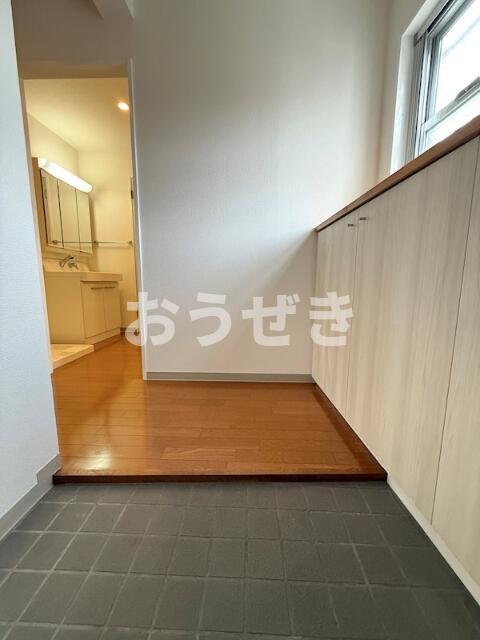 玄関　同建物別部屋の写真となります。